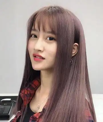 女生梳长直发风靡这个时代潮流圈 减龄不失少女感流行头发颜色