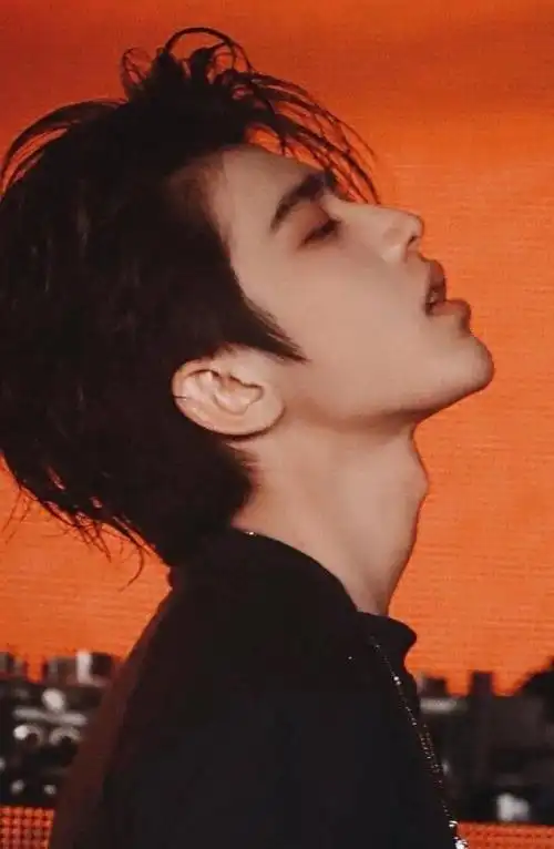 在线围观性感男明星迷人喉结这才是男人的致命武器