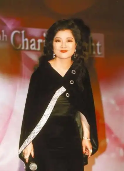 74岁徐小凤罕见露面发量惊人穿搭朴素下午茶吃面包很拮据