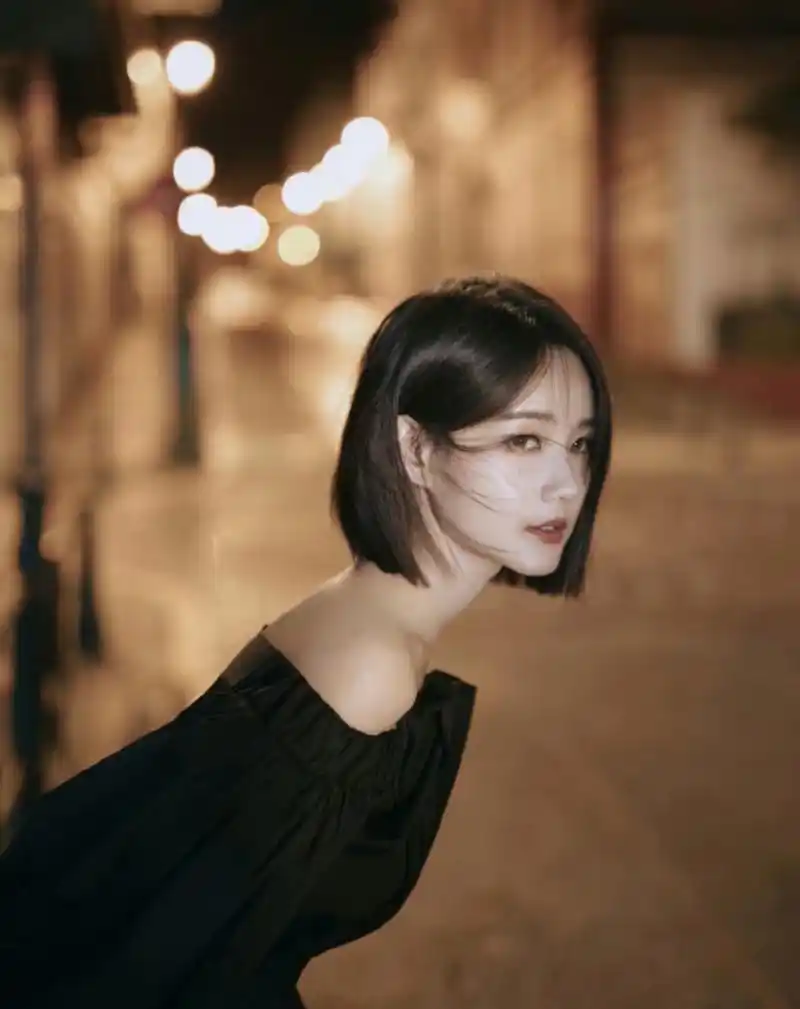 靓丽清纯的#李一桐# 一袭黑色抹胸溜肩短裙,齐肩短发,甜美容颜,肤如