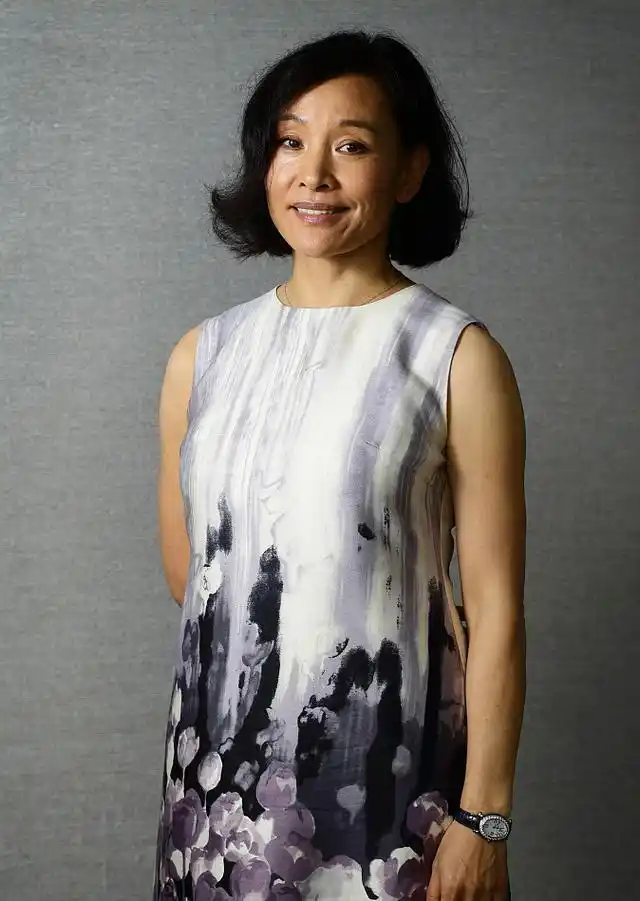 57岁陈冲不惧皱纹素颜出镜,老到认不出