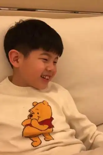 胡可晒俩儿子,安吉仰床上回答粉丝问题,鱼儿靠他肩头撒娇超有爱