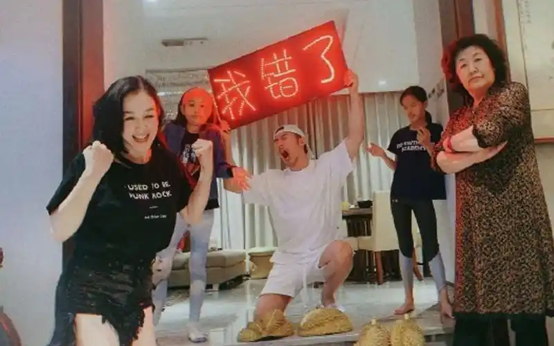 张伦硕跪榴莲向老婆道歉,十分酸爽,身边四个女人的表情是亮点