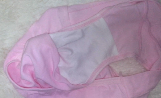 女人内裤有这样的分泌物,十有八九是怀上了,千万不要同房了