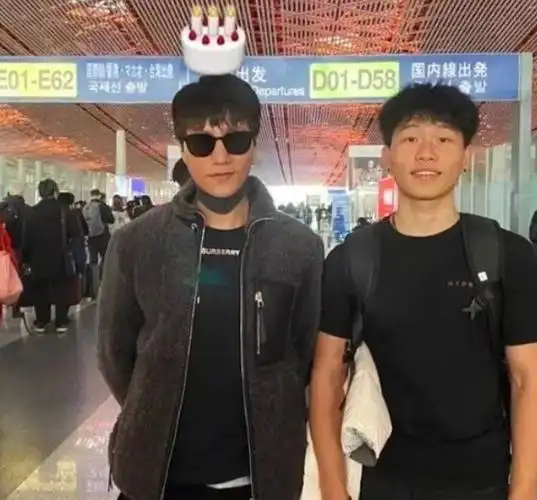 近照曝光,小眼睛中分短发颜值被嘲,妈妈基因太强大_陈尊佑_照片_陈遵