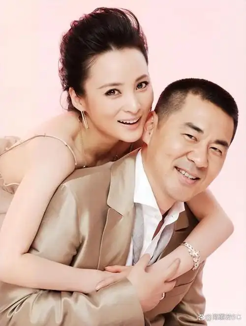 最近,演员陈建斌在社交媒体上晒出与妻子蒋勤勤的合照,引发了广大粉丝