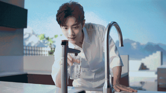 蓝色西装与白衬衫穿在肖战的身上,适配度满分,立马get肖战同款,美美