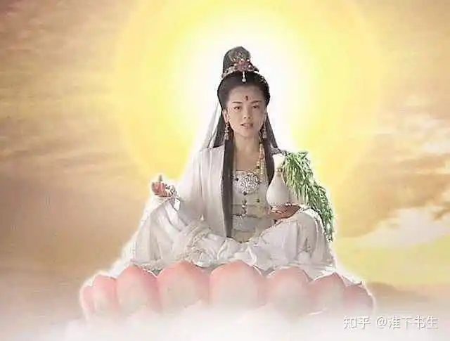 而观音是七佛的老师(实际上七佛之师是文殊菩萨),可见观音在佛门地位