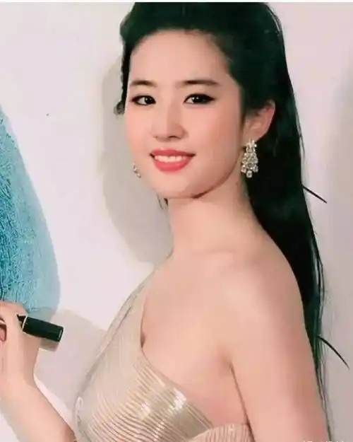 原创刘亦菲改变风格走时尚路线一块三角布毫无美感还是身材不行