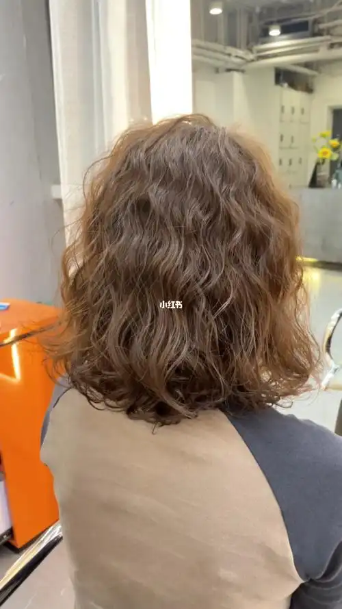 一些,不要太死板的[红色心形r]@薯队长#羊毛卷圆脸发型法式刘海短发烫