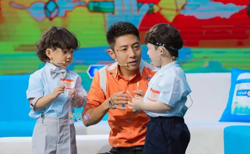 撒贝宁李白一家现身,混血宝宝肤白金发好可爱,撒贝宁变身孩子王_网友