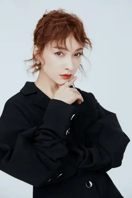 吴昕最新写真大片曝光 短发黑西装尽显女人味