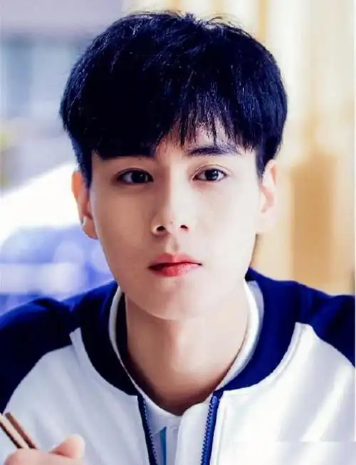 罗云熙十年前素颜证件照上热搜了肖战的嘴巴胡一天的身高