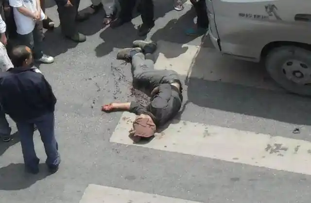 车撞死一个闯红灯的人,要不要赔钱?听到交警一说,知道答案了!