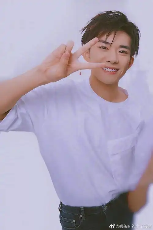 向甜甜千低头易烊千玺笑起来真好看想醉倒在他的梨涡里awsl真让人上头