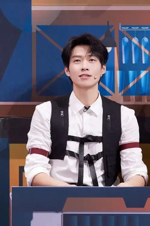 魏大勋绑带背心##你好星期六