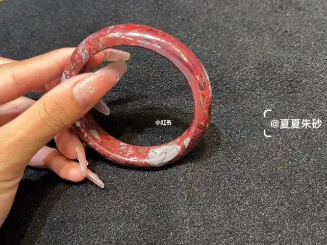 而成,业界唯一存货,注意7215注意7215这是一只纯原矿朱砂手镯