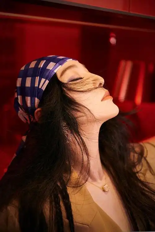 范冰冰侧颜优越.