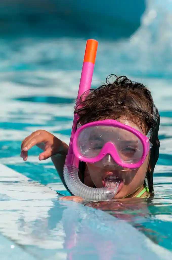 小女孩戴着潜水面具
