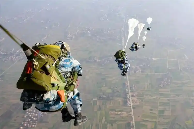 中国空降兵,生日快乐!