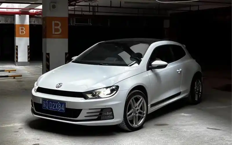 实拍白色大众尚酷和蓝色大众cc