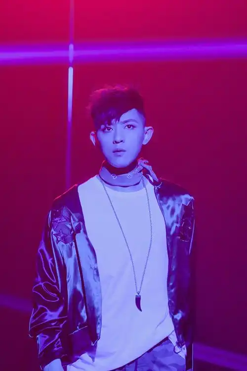 《young sinatra》这首歌是敖犬首张个人专辑《transform61变》中