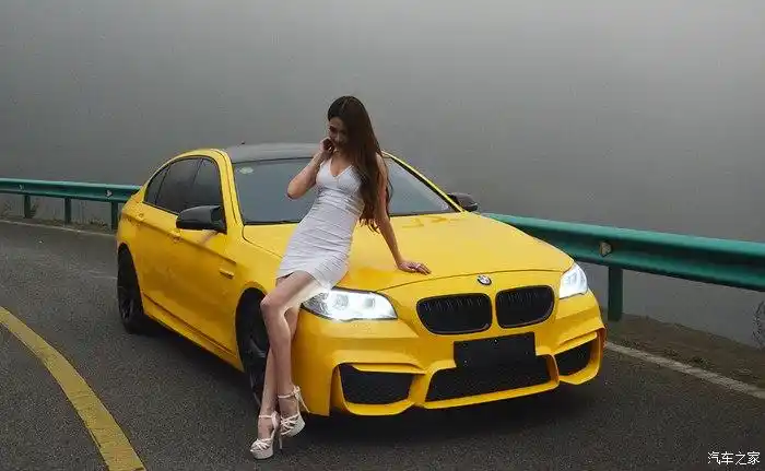 尽情欣赏美女与宝驹的完美演绎宝马估计都惊呆了这是18款m5