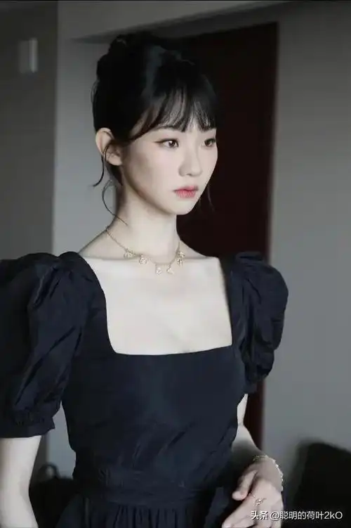 张艺凡黑色裙的优雅