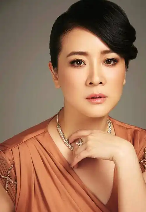 她是著名影视演员,却经常给自己的丈夫戴"帽子子",始终不分手_陈小艺