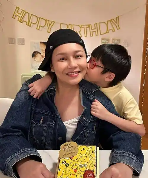 陈敏之昨日分享为好友严淑明庆祝生日的照片,可见陈敏之老公雷伟信与