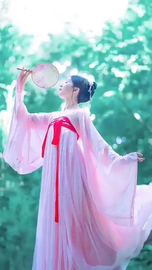 不会摆动作怎么办,几个简单的动作教你拍出唯美汉服照