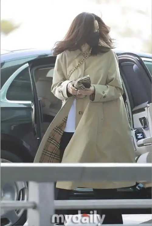 全智贤机场风衣穿搭