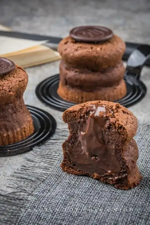 全网求的巧克力熔岩蛋糕四步就可以做成功巧克力爆浆太绝了