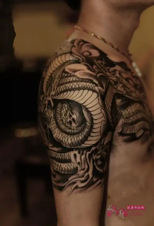 霸气过肩龙图腾纹身图片