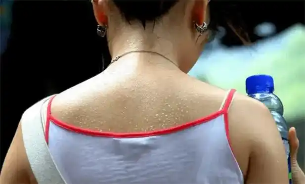 女性夏天出汗多正常吗(图1)