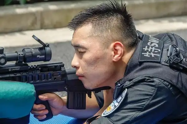 徐汇公安分局特警支队夏季大练兵:"炎"值爆表,不惧"烤"验