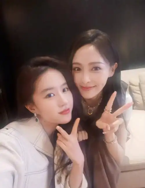 和唐嫣超话又是好闺蜜～刘亦菲晒出与唐嫣的白玉兰最新合照,两个大