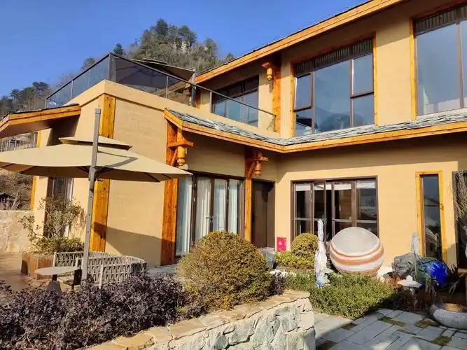 冬天去的,自在光雾山民宿有地暖很暖和,目前小木屋正在完善中, - 抖音