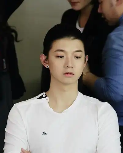 不知名星二代唱《卷珠帘》走红却忘拉窗帘恋情曝光_霍尊