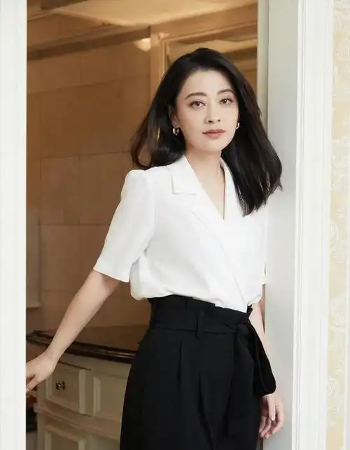 46岁的梅婷身材和气质超赞穿薄纱外套搭配包臀半身裙高贵典雅