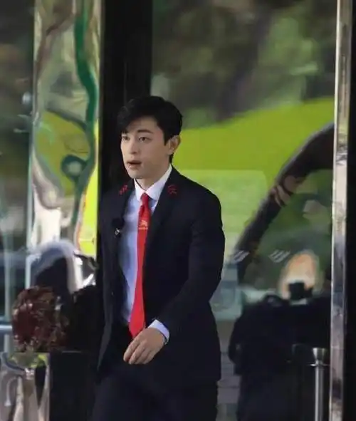 原创《密室大逃脱》开录!杨幂,邓伦老玩家回归,老友见面上演拥抱_造型