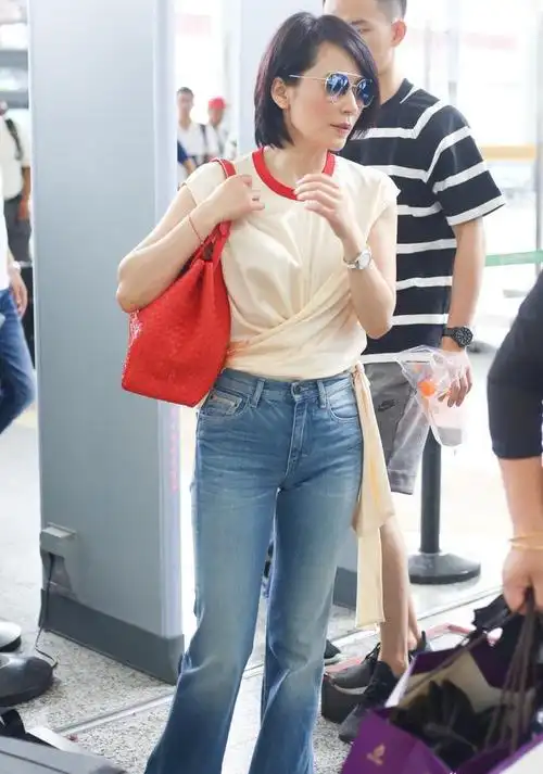 俞飞鸿现身机场被拍胯骨与腰快平齐了网友胯骨真这么窄吗