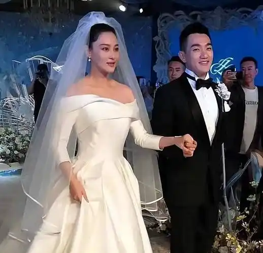 张馨予抢镜大片来了,这样的风格久违了,红裙,黑丝大秀好身材_何捷