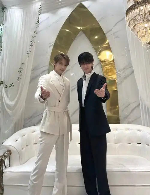 徐明浩文俊辉黑白西服合照##徐明浩文俊辉是在迎宾吗
