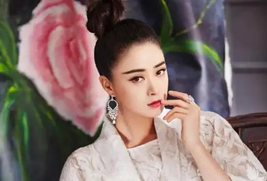 韩红说得没错,"敢怒敢言"的蒋欣,走上了一条独一无二人生道路