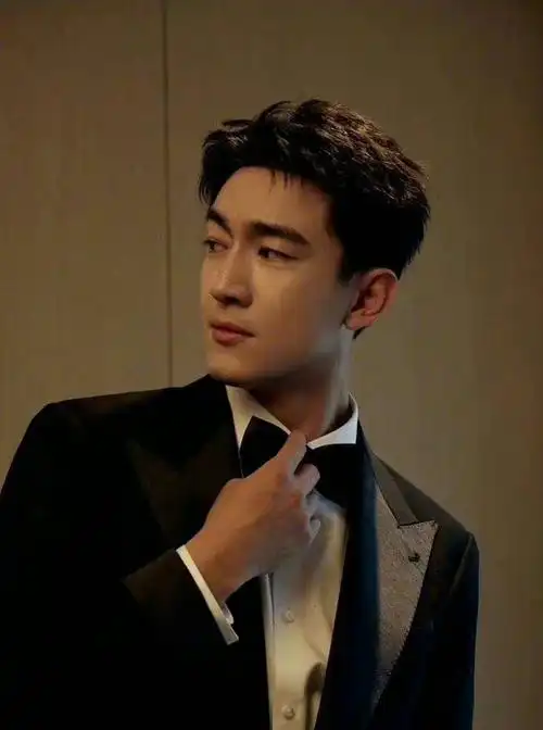 今日女主刘亦菲进组,霍建华和林更新两位男演员都已陆续抵达拍摄地