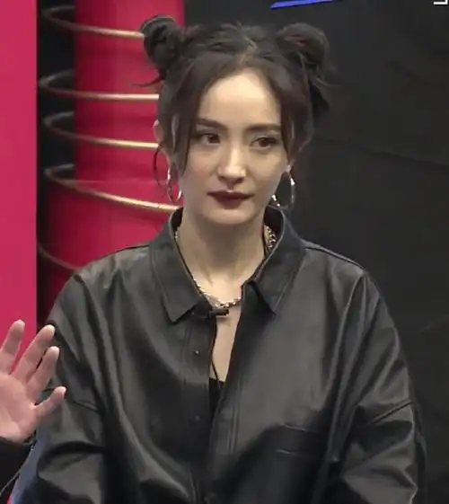 杨幂扎双丸子头直播,貌美又减龄,而腿型吊打其他人才是焦点!