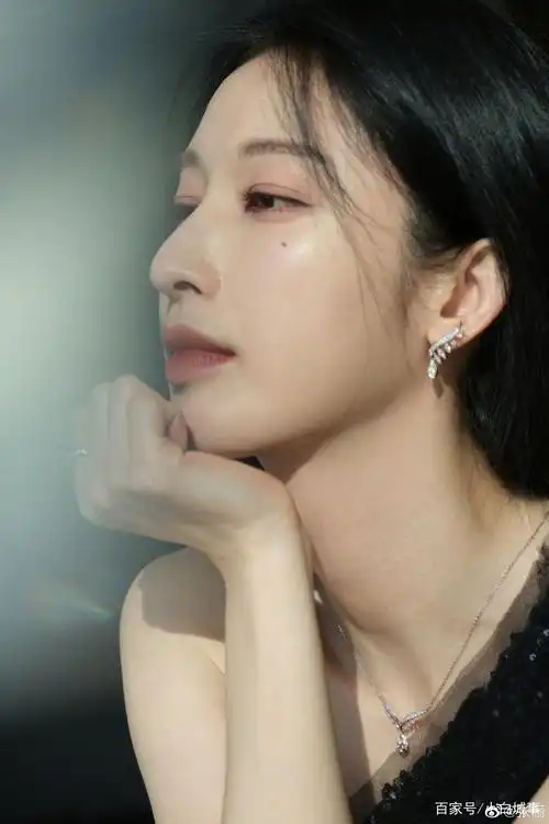 张俪优雅写真图欣赏,这颜值身材绝绝子