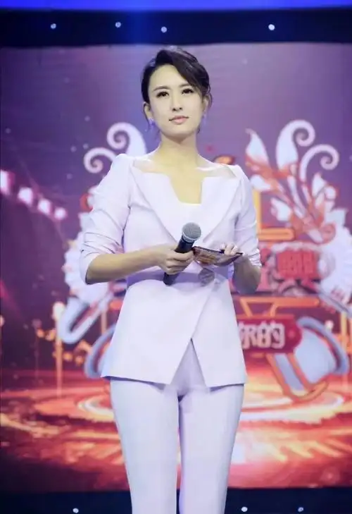 著名主持人张蕾魅力全开穿红色丝绒的西装连体裤气场满分真美