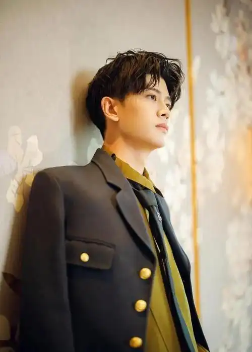 任嘉伦媳妇聂欢丈夫成名背后有辛酸在家做全职太太也幸福了吧